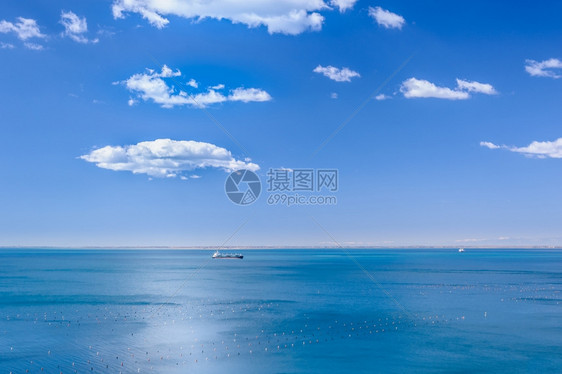场景与船只和云层相伴的海洋景象冷静旅行图片