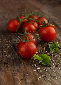 樱桃西红柿在天然光照的木表面蔬菜食物红色的图片