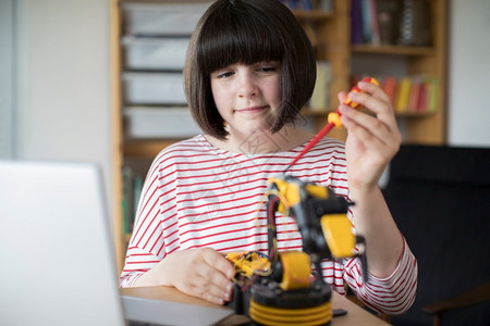 享受校内青少年女孩建筑机器人臂学校编码技术图片