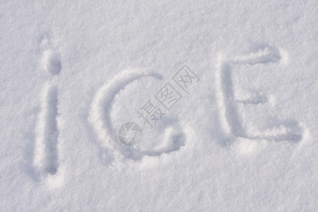 寒冬冷的雪地上文字冰花图片