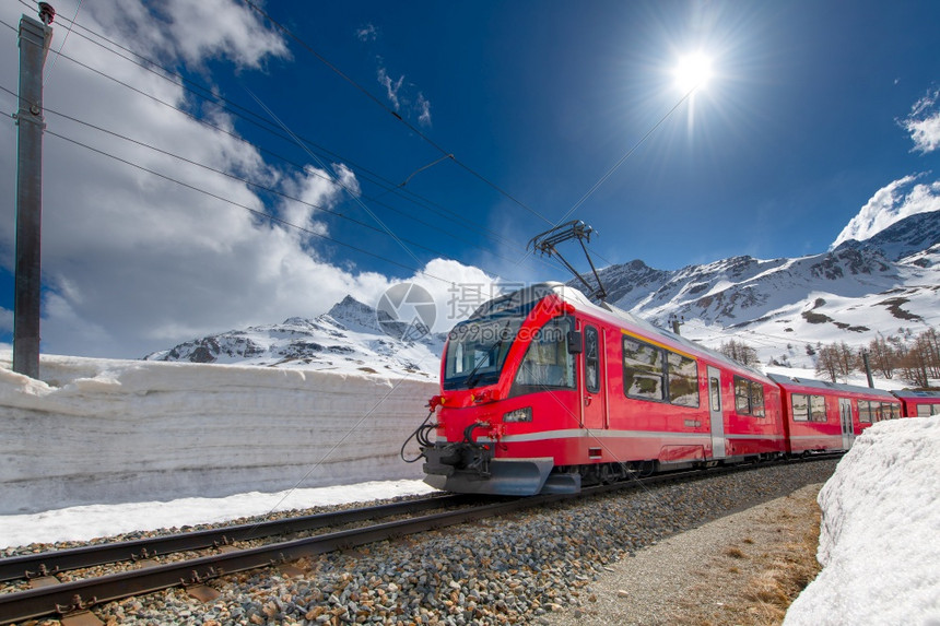 红色的瑞士山火车BerninaExpress用雪墙穿越阿尔卑斯山教科文组织蓬特雷西纳图片