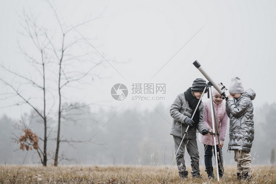 使用带有复制空间的外天望远镜织物丰富多彩的维他命图片