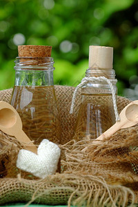 基本的有机天然化妆品产绿底玻璃罐中的椰子油用于皮肤护理的必要油丰富维他命有机化妆品以及温泉按摩机的油本质图片