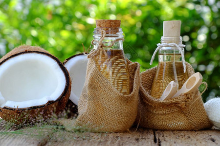 液体天然化妆品产绿底玻璃罐中的椰子油用于皮肤护理的必要油丰富维他命有机化妆品以及温泉按摩机的油绿色药物图片