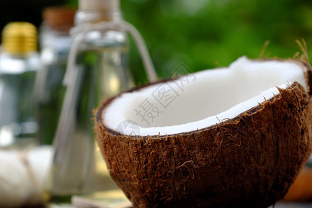 草本美丽天然化妆品产绿底玻璃罐中的椰子油用于皮肤护理的必要油丰富维他命有机化妆品以及温泉按摩机的油健康图片