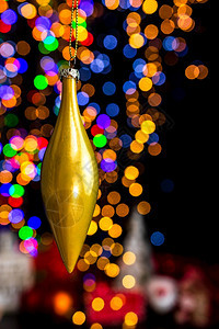 举行圣诞装饰活动对抗bokeh灯光背景季节丝带分支图片