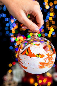 玻璃季节举行圣诞装饰活动对抗bokeh灯光背景丝带图片
