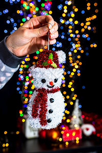 象征树举行圣诞装饰活动对抗bokeh灯光背景红色的图片