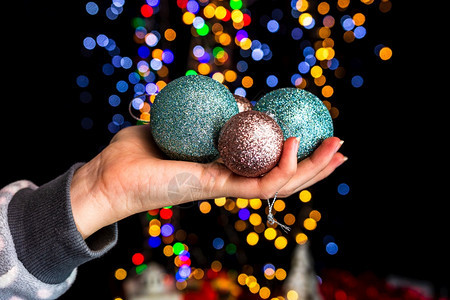 举行圣诞装饰活动对抗bokeh灯光背景装饰品季节假期图片