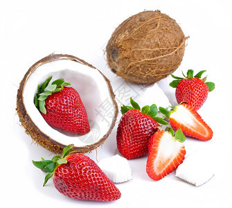 超级食物健康新鲜水果白底绝缘的草莓和椰子食物养分图片