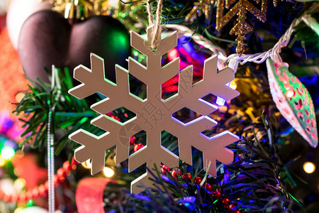 圣诞节挂在树上的装饰喜庆品图片