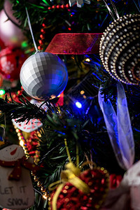 挂在圣诞树上的装饰白色灯玻璃图片