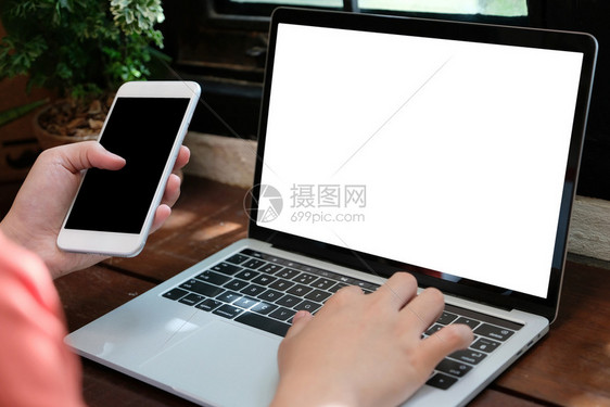 人手打字提膝上型电脑和智能话并用空白屏幕模拟板背景商业技术和生活方式背景概念的模版商业技术和生活背景概念展示在线的网络图片