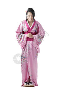 问候复制日本年轻女穿传统服饰和欢迎白人背景的每个被日本年轻女肖像描绘成一个传统的喜莫诺服装粉色的图片