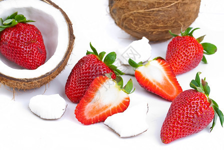 圆形的健康新鲜水果白底绝缘的草莓和椰子养分生的图片