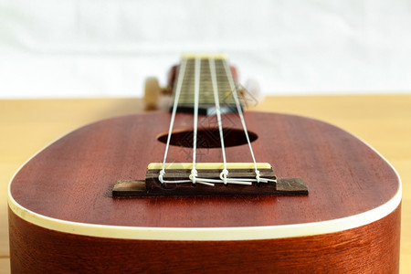 小吉他木本底的四轮琴头绳索声音的图片