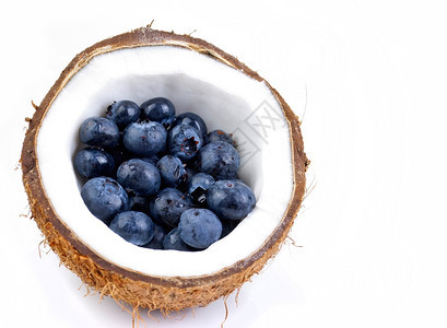 圆形的可口营养健康新鲜水果白底绝缘的蓝莓和椰子图片