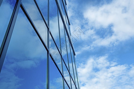 建筑学墙玻璃摩天大楼反射中的云和蓝天空反射技术图片