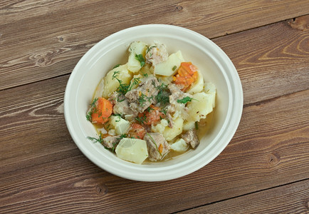 种类Pichelsteiner德国炖菜含有几种肉类和蔬菜通常都是土豆胡萝卜和面食哪一个洋葱图片