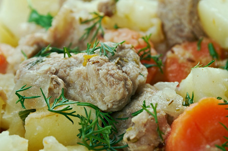 Pichelsteiner德国炖菜含有几种肉类和蔬菜通常都是土豆胡萝卜和面食添加大蒜芹菜图片