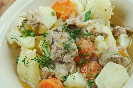 猪肉切丁Pichelsteiner德国炖菜含有几种肉类和蔬菜通常都是土豆胡萝卜和面食爽朗图片