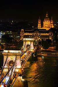 欧洲布达佩斯与Szechenyyi连链桥的概览多瑙河发光的图片