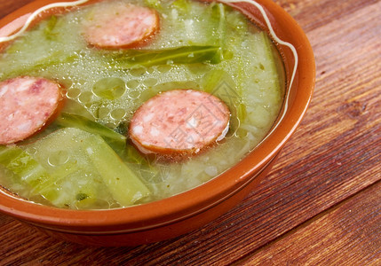 传统的葡萄牙烹饪中菜类的Caldoverde流行汤可用作caldoverde的传统成分是土豆上锁绿色橄榄油和盐还可添加大蒜或洋葱背景图片