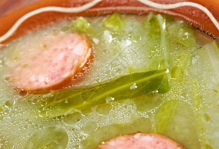卷心菜葡萄牙烹饪中菜类的Caldoverde流行汤可用作caldoverde的传统成分是土豆上锁绿色橄榄油和盐还可添加大蒜或洋葱图片