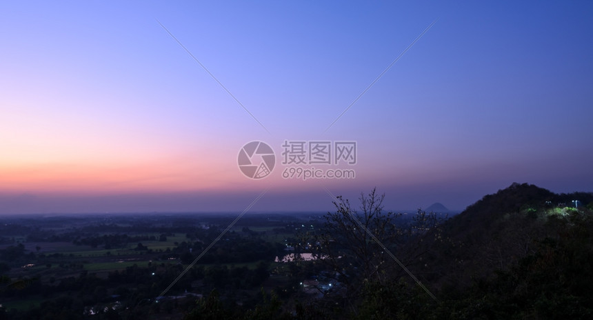 泰国黄昏时大米田的空中风景观绿色地平线图片