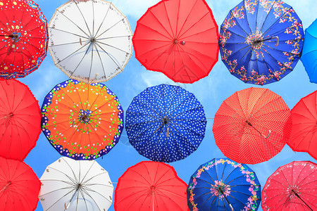 丰富多彩的节日蓝天上有许多色彩的雨伞天空图片