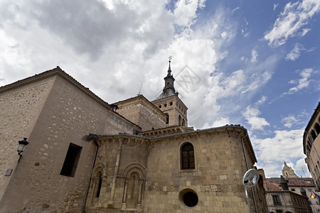 西班牙塞戈维亚的圣马丁教堂建于12世纪以罗马式风格建造砖罗马的图片