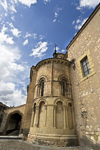 砖西班牙塞戈维亚的圣马丁教堂建于12世纪以罗马式风格建造莫扎拉贝拱门图片