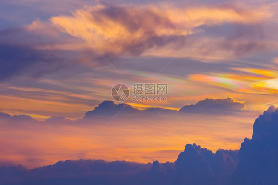 阳光天空云朵美丽的日落背景天空云朵美满的日落背景观抽象的图片