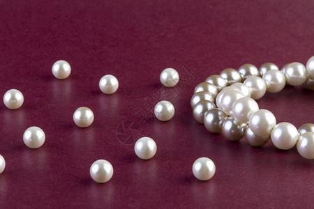 白银和珍珠项链深红底昂贵的珠宝子图片