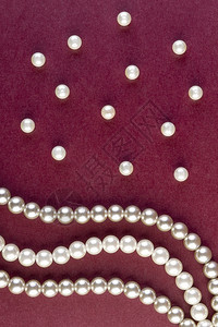 明亮的礼物配饰白银和珍珠项链深红底图片