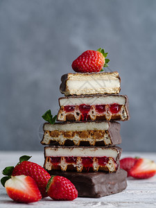 奶油巧克力和草莓覆盖了蛋糕和小饼生日营养图片