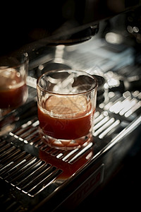 有选择地关注玻璃杯中的冰美式咖啡有选择地关注冰美式咖啡拿铁新鲜的店图片