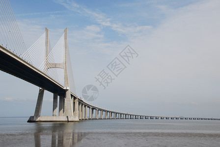户外欧洲最长的桥称为VascodaGama位于塔古斯河上工程结构体图片