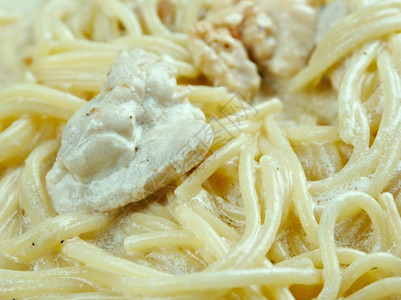 意大利语面条和奶油酱里鸡肉午餐饮食图片