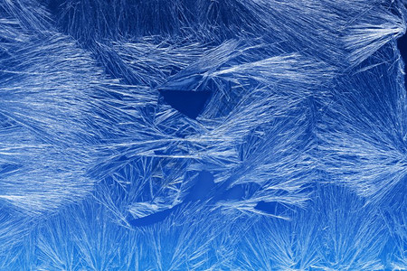 窗户上的冰晶纹理和背景蓝色天空梯度上的冻结纹理窗玻璃上的季节背景Frost型样状冬季形态节背景磨砂冬天冷若冰霜图片