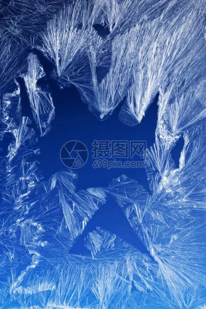 白色的窗户上冰晶纹理和背景蓝色天空梯度上的冻结纹理窗玻璃上的季节背景Frost型样状冬季形态节背景磨砂冰冷图片