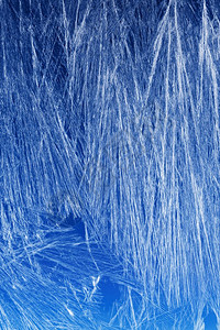 坡度蓝色的结霜窗户上冰晶纹理和背景蓝色天空梯度上的冻结纹理窗玻璃上的季节背景Frost型样状冬季形态节背景图片