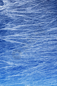 冬天窗户上的冰晶纹理和背景蓝色天空梯度上的冻结纹理窗玻璃上的季节背景Frost型样状冬季形态节背景冷冻磨砂图片