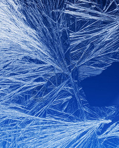 窗户上的冰晶纹理和背景蓝色天空梯度上的冻结纹理窗玻璃上的季节背景Frost型样状冬季形态节背景冷冻雪蓝色的图片