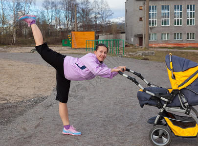 年轻女子在体育场参加有氧运动与婴儿一起散步简单的年轻自在图片