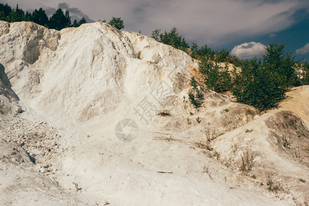 质地在职业生涯中采掘塔尔克石矿废弃的森林白采石场矿物图片