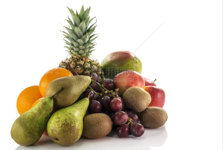 健康猕猴桃果实如橙子菠萝葡萄苹果梨芒和在白色上隔离的kiwi图片