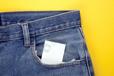 颜色优质的棉布牛仔裤口袋有黄背草的空白纸图片