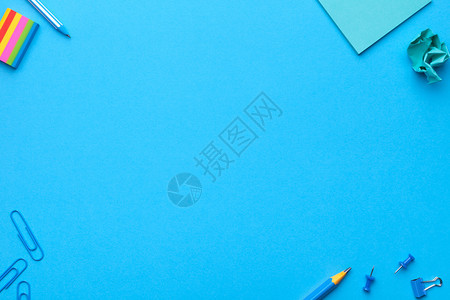 蓝色的桌子记忆背景的学校配件最小风格平面复制空间顶视图图片