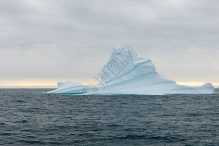 格陵兰迪斯科岛周围北极水域的冰山Iceberg美丽的阿尔滕堡景观图片